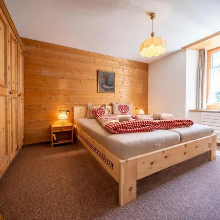 Chasa Plazza Gronda Apartment Lavin