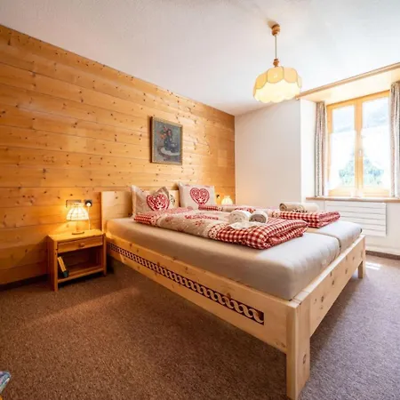 Chasa Plazza Gronda Apartment Lavin